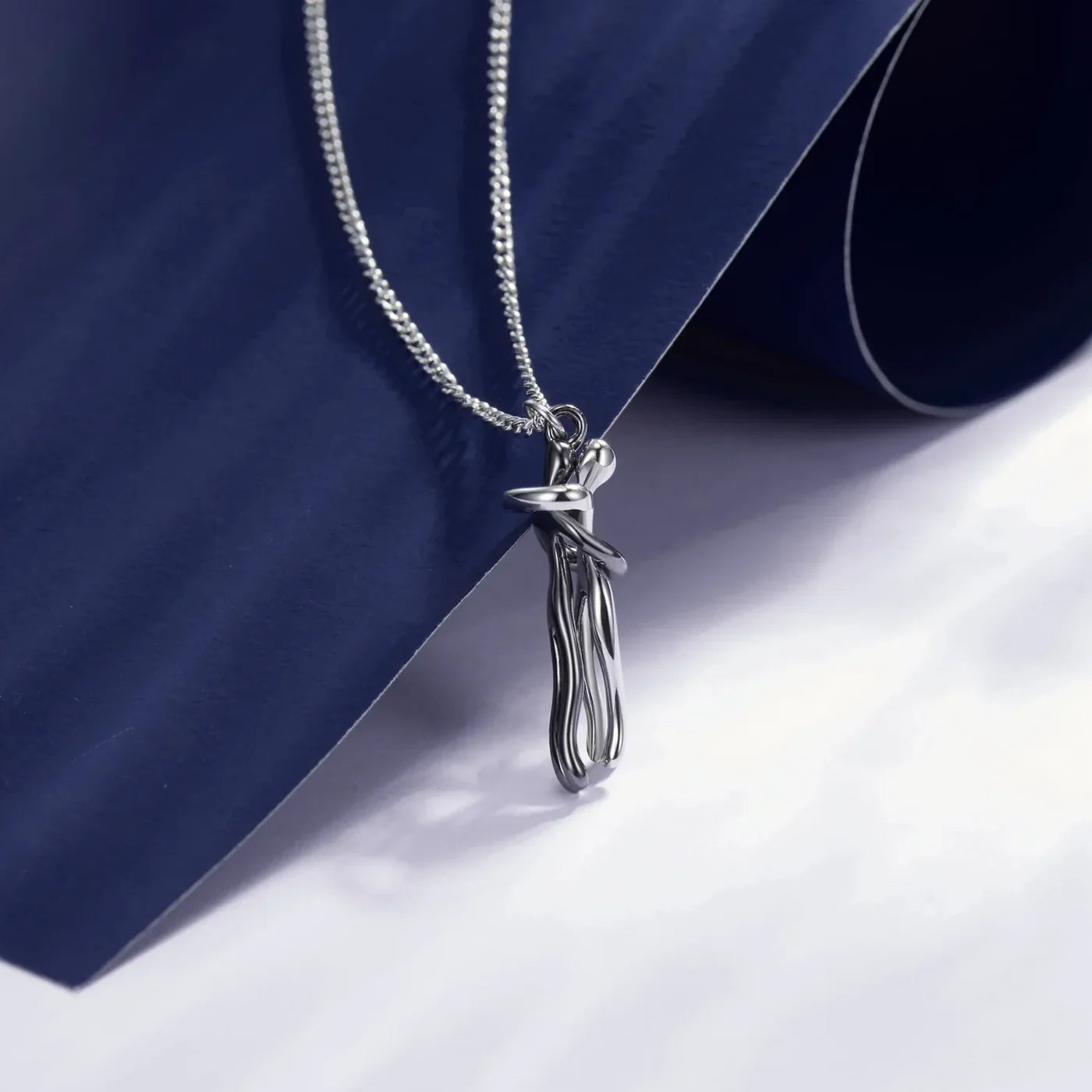 Collier Abbraccio Éternel – Le symbole d’un lien indestructible