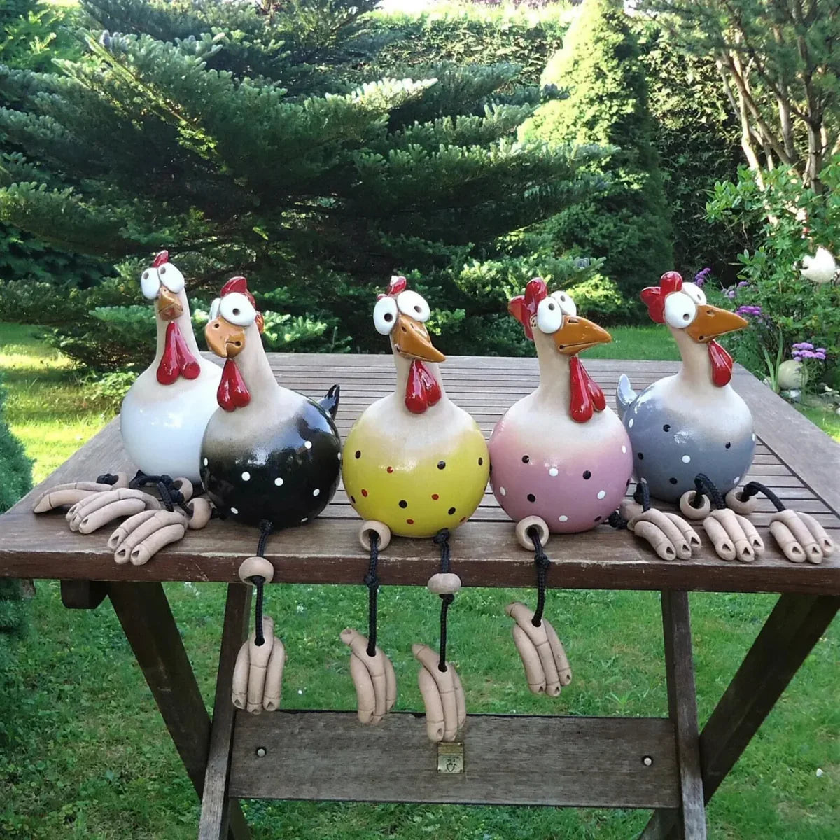 Poules en Céramique – Égayez Votre Jardin avec Style