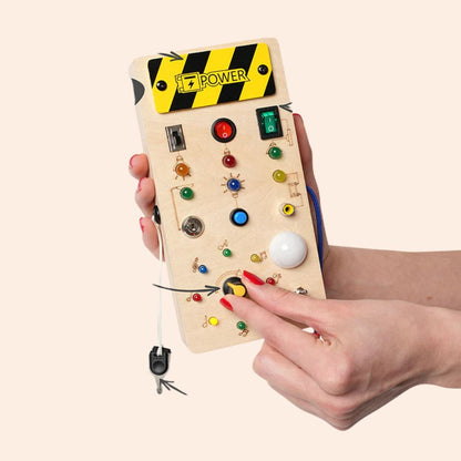 Board d’Éveil en Bois – Stimulez la Curiosité et la Motricité de Votre Tout-Petit